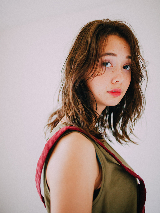 ヘアスタイル「センターパート抜け感セミディ」の側面画像